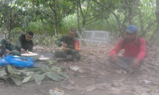 Makan Siang Bareng TNI Bersama Warga di Alam Terbuka