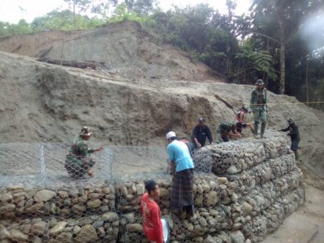 Baju Dinas Kotor? Tak Masalah Bagi TNI demi Rakyat