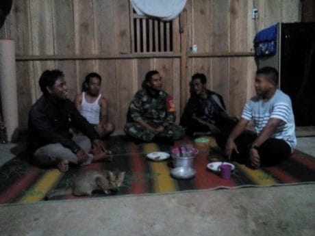 Sepiring Kue Untuk Kopda Hendrik.