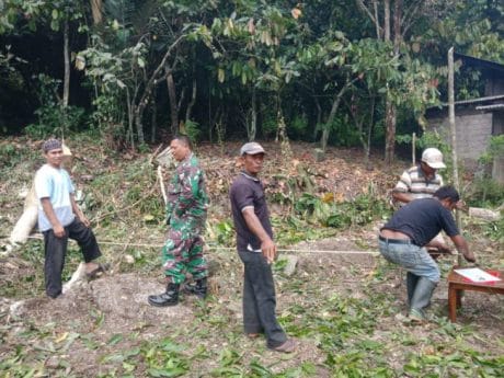 Meski Sibuk Bekerja, Satgas TMMD Tetap Aktif Berinteraksi