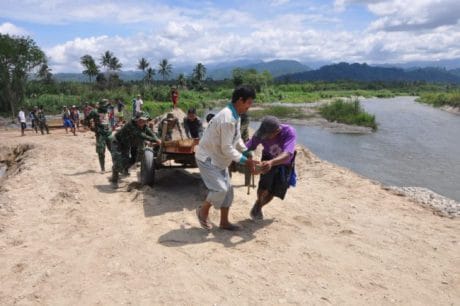 Genjot Pengerjaan, Warga Abaikan Cuaca Panas