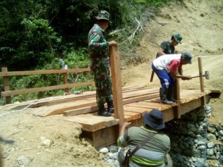 Setelah Pagar Jembatan Kanan Selesai Baru Pagar Sebelah Kiri Dipasang