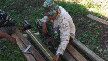 Serka Junaid Sedang Mengukur Kusen untu Rumah Tiga Pilar