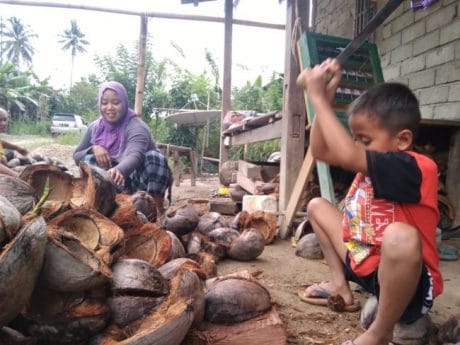Ayunkan Golok, Zulfikar Bantu Emaknya