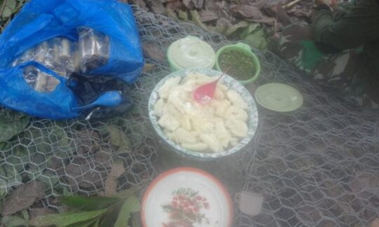 Singkong Rebus Camilan Vaforit Satgas TMMD dan Warga