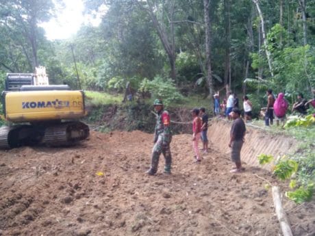 Anak-anak Bermain di Jalan Penghubung Baru