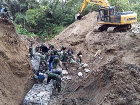 Satgas TMMD dan Warga Bersatu Percepat Target Pembangunan Fisik