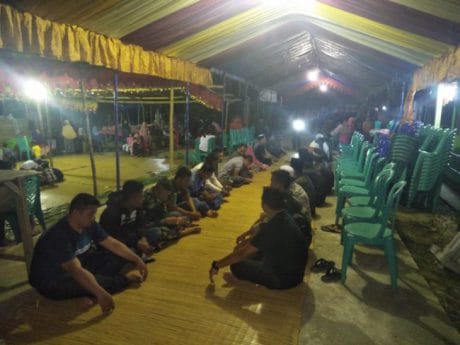 Dengan Khidmat, TNI yang Tergabung dalam Program TMMD Ini Ikut Bacakan Yasin