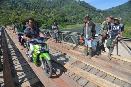 Jalan  Terhubung, Biaya Transportasi Warga Jadi Murah
