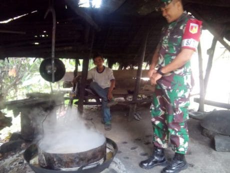 Dansatgas TMMD 104 Donggala Perhatikan Cara Pembuatan Gula Merah