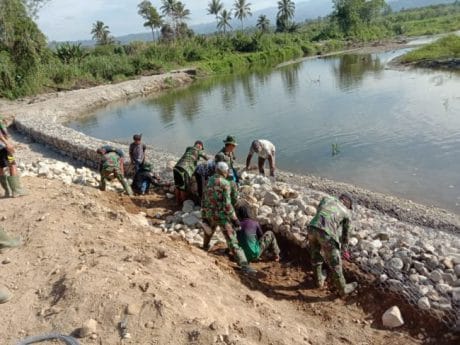 Prajurit Satgas TMMD Makin Giat Tak Peduli Cuaca Panas Menghantam Tubuh