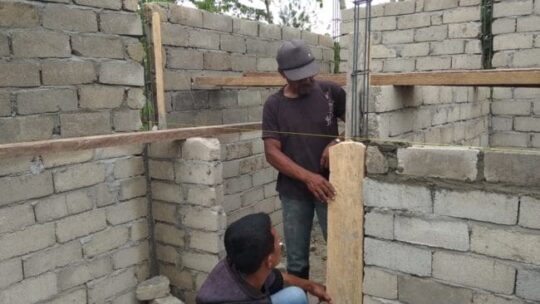 Pengecoran Rumah Tiga Pilar Terus Dilakukan agar Cepat Selesai