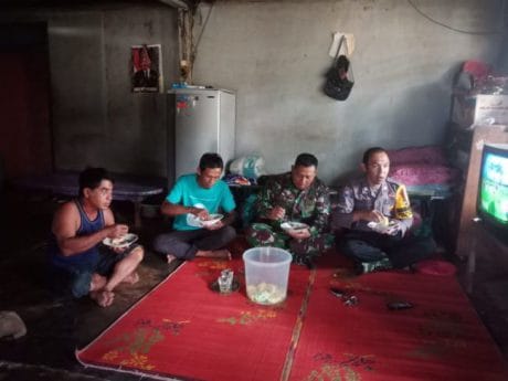 Makan Bersama Di Hitungan Hari Akhir TMMD dengan Warga