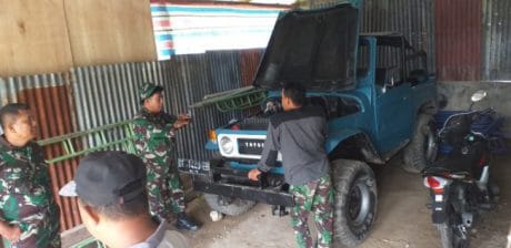 Satgas TMMD Menerima Ilmu Merawat Mesin Mobil Manual