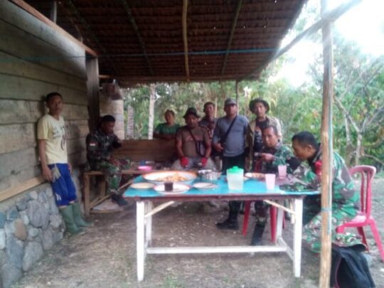 Demi Pembangunan Desa.  Wartumni Rela Memasak Makanan Satgas TMMD