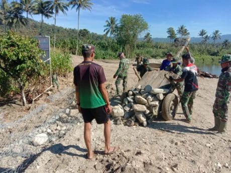 Danramil 02/Brm Pastikan Ketersediaan Bahan Material TMMD 104