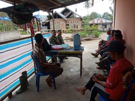 Penjual Pisang Goreng Senang Satgas TMMD Datang.