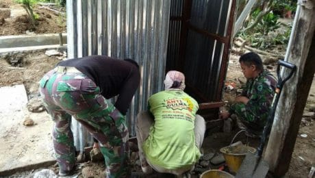 Satgas TMMD bersama Warga Bangun Jamban