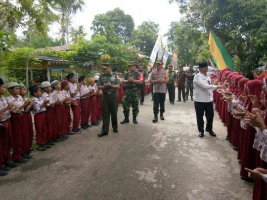 Warga dan Anak-Anak Sekolah Menyambut Kedatangan Tim Wasev TMMD 