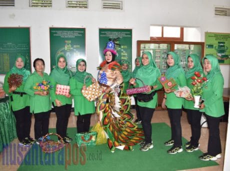 Persit Korem 081/DSJ Ubah Limbah Jadi Kerajinan Bernilai Tinggi