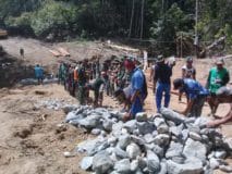 Pasukan Perang Warga Siap Tempur dalam TMMD 104