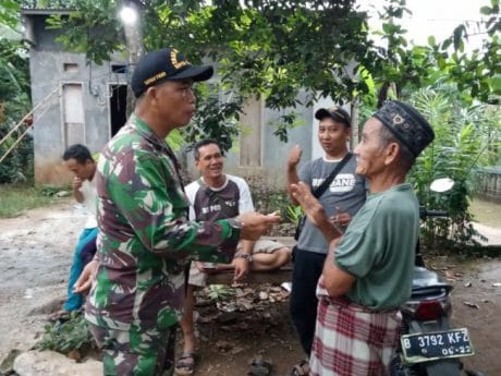 Babinsa Pelda Lingga Komsos  Ke Pemilik  Rumah
