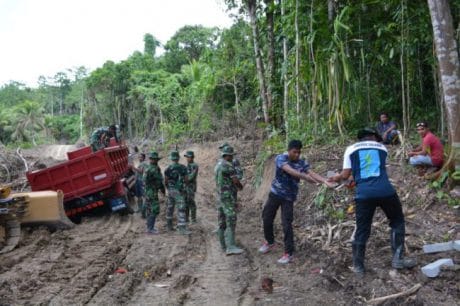Cuaca Buruk Tak Halangi Satgas TMMD Bekerja