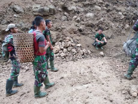 Semangat Perjuangan Satgas TMMD ke-104 Menempuh Segala Rintangan