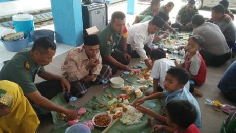 AsyIknya Makan Bersama TN I-PolrI dan Masyarakat