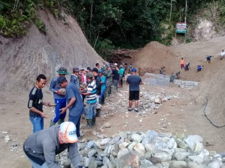 Tantangan Warga Lewati Hutan Sebelum Jalan Penghubung Jadi