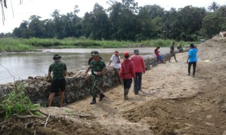Minggu Kedua Pelaksanaan TMMD< Danramil Masih Ajak Personil Manfaatkan Komsos dengan Warga