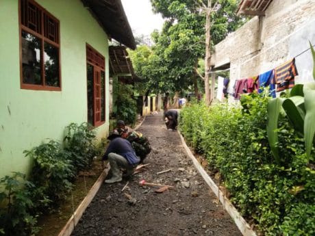 Warga-Satgas Pasang Bagesting, Jalan Nurul Falah Sip Dicor
