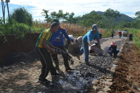 Terik Matahari Berkah Bagi Warga Poncol