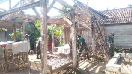 Kini Giliran Rumah Juminah Dibongkar Satgas TMMD