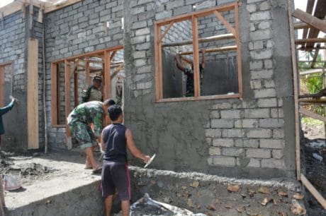 Kades Rusoh Langsung Turun Tangan Kerjakan Kantor Tiga Pilar Desa