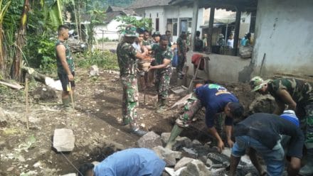 Satgas TMMD ke 104 Kodim 0824/Jember Mulai Pembangunan MCK Agar Masyarakat Hidup Lebih Bersih dan Sehat