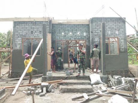 Dansatgas Himbau Satgas dan Masyarakat Percepat Pembangunan Kantor Tiga Pilar