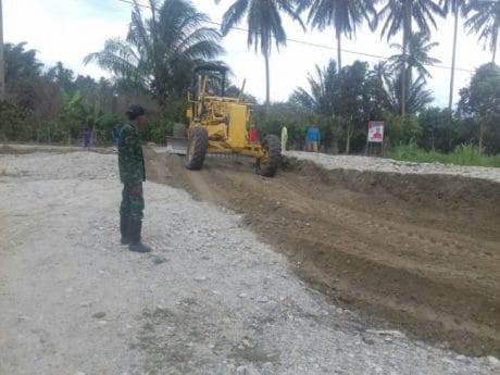 Alat Greder Mulai Beraksi Ratakan Jalan Penghubung