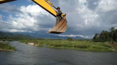 Bermain Di Dalam Cengkrama Ekskavator