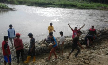 Kegembiraan Sorak Hore Pemasangan Bronjong Selesai