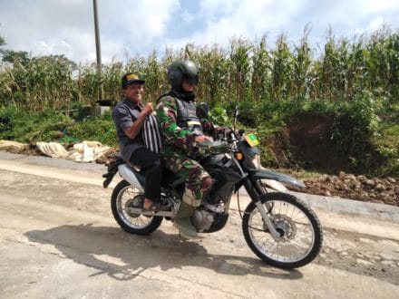 Membantu mengatasi kesulitan rakyat sekelilingnya.