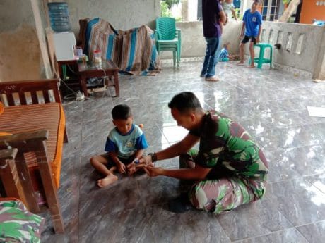 Usai Pengecoran, Serda Eman Ajak Alvian Bermain