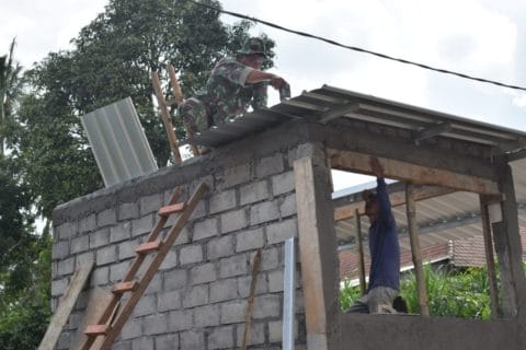 Tingginya Antusias Warga, Membuat Satgas TMMD Ke-104 Semakin Semangat Dirikan Poskamling