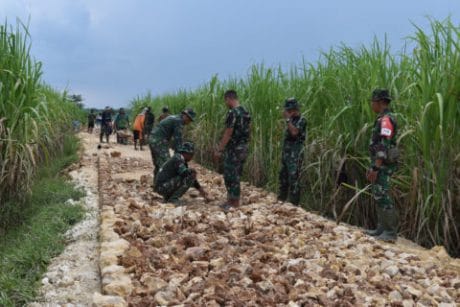 Warga Sangat Antusias Bantu Satgas TMMD Bangun Jalan