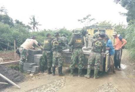 Penyebar Semangat Kemanunggalan , Tertulis Dipunggung Personel Satgas TMMD 104 Poncol.