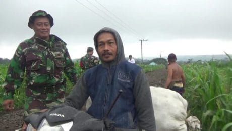 P Vika Seorang Pedagang Alpokat Sangat Berterima kasih Dengan Pembangunan Jalan olah Satgas TMMD Ke 104 Kodim 0824/Jember