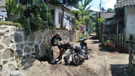 Bginilah Semangat Warga Agar Rumahnya Cepet Selesai Yang Dibangun Melalui Bedah Rumah TMMD Ke 104 Kodim 0824/Jember