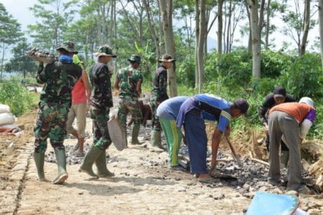 Prajurit TNI dan Masyarakat Kompak Dalam Pengaspalan Jalan Pada TMMD Ke-104