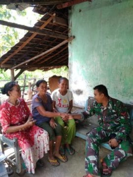 Kedekatan Satgas TMMD Dengan Ibu Ibu