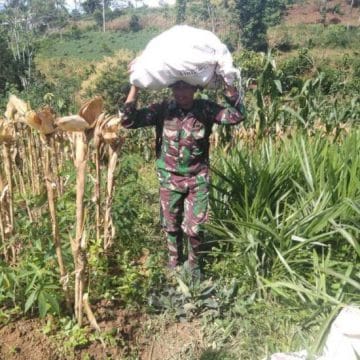 Kepedulian Koptu Suroso Anggota Satgas TMMD Ke-104 Kodim 0804/Magetan